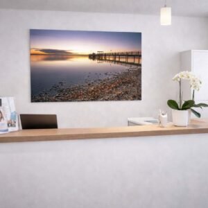 Das Wandbild Ammersee abends im 3:2 Format als beruhigender und stilvoller Blickfang im Empfangsbereich einer modern gestalteten Arztpraxis.