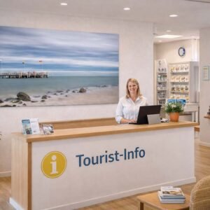 Auf Föhr Das Wandbild Auf Föhr als großformatiges Panorama-Motiv im Empfangsbereich einer modernen Touristeninformation