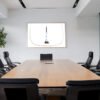 Das minimalistische Wandbild „356“ in einem modern eingerichteten Besprechungszimmer zur Inspiration bei Business-Meetings.