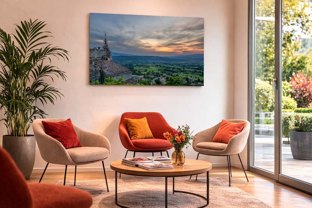 Das Panorama-Wandbild Blick ins Land an der Wand eines hellen Wartezimmers sorgt durch die weite Aussicht für Entspannung und Ablenkung.