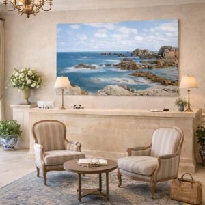 Bretonische Küste Das Wandbild Bretonische Küste als atmosphärisches Kunstwerk in der Lobby eines französischen Hotels