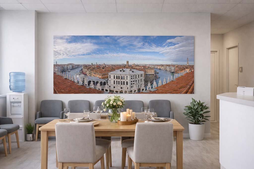 Das Panorama-Wandbild Canale Grande im Esszimmer schafft eine elegante Atmosphäre und lädt zu kulinarischen Träumereien ein.
