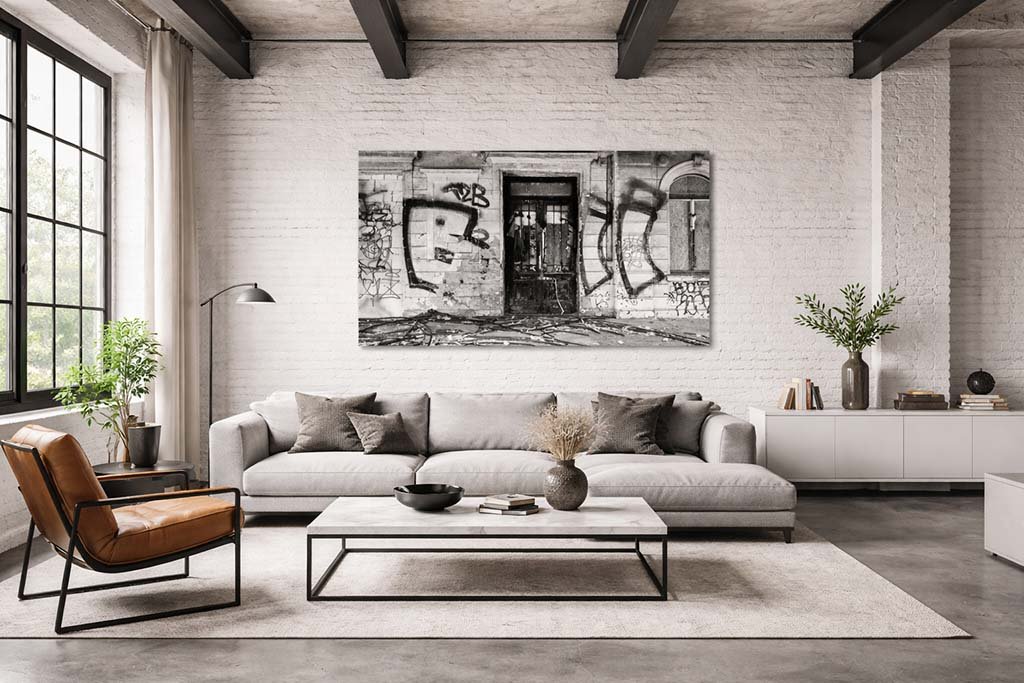 Das Wandbild Czech Graffity im 3:2 Format bildet einen starken, künstlerischen Kontrast in einem modern eingerichteten Wohnzimmer.