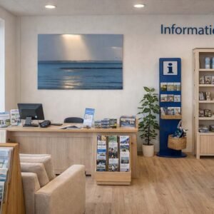 Das Wandbild Das Loch im Himmel im 16:9 Panorama-Format als inspirierendes und fernwehweckendes Gestaltungselement in den Räumlichkeiten einer modernen Touristeninformation.