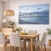Das Wandbild Der Horizont brennt im Format 16:9 in einem hellen, freundlichen Esszimmer als farbgewaltiger Blickfang.