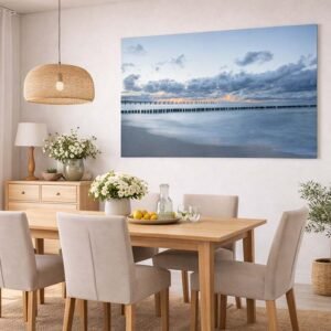 Der Horizont brennt Das Wandbild Der Horizont brennt im Format 16:9 in einem hellen, freundlichen Esszimmer als farbgewaltiger Blickfang.