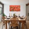 Das Wandbild Doppelmohn im 16:9 Panorama-Format als lebendiger und warmer Farbakzent an der Wand eines einladend gestalteten Esszimmers.