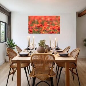 Das Wandbild Doppelmohn im 16:9 Panorama-Format als lebendiger und warmer Farbakzent an der Wand eines einladend gestalteten Esszimmers.