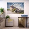 Das Wandbild Downstairs Underground im 3:2 Format setzt in einem sachlichen Behördentreppenhaus einen spannenden, surrealen Akzent.