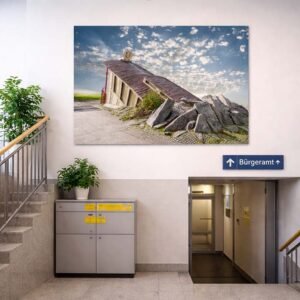 Das Wandbild Downstairs Underground im 3:2 Format setzt in einem sachlichen Behördentreppenhaus einen spannenden, surrealen Akzent.