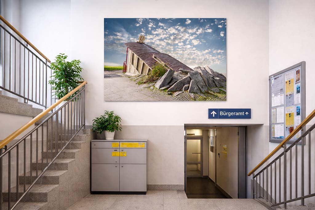 Das Wandbild Downstairs Underground im 3:2 Format setzt in einem sachlichen Behördentreppenhaus einen spannenden, surrealen Akzent.