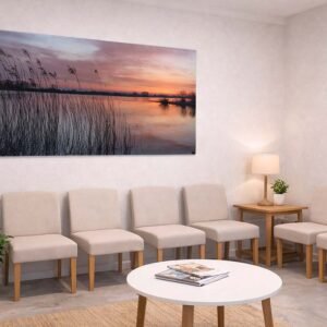 Das Wandbild Elbeufer als großformatiges, beruhigendes Panorama im Wartezimmer einer Arztpraxis