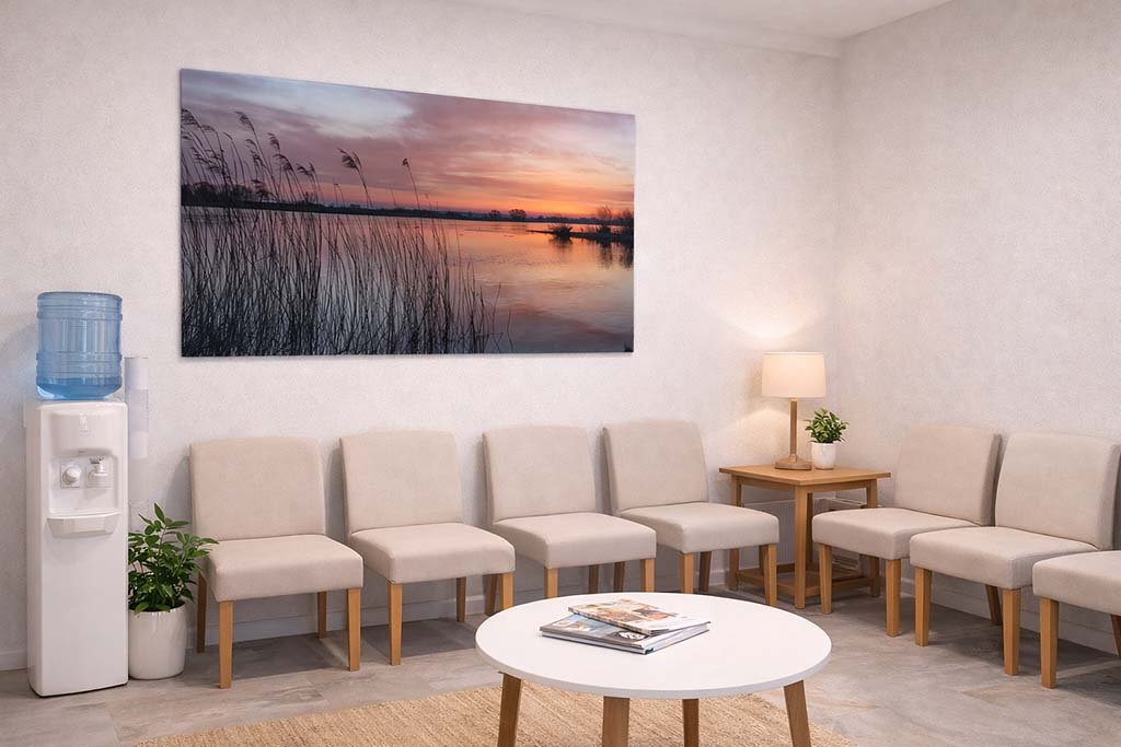 Das Wandbild Elbeufer als großformatiges, beruhigendes Panorama im Wartezimmer einer Arztpraxis