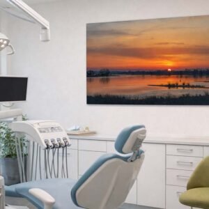 Das Wandbild Elbufer abends als beruhigender Blickfang in einem modernen Behandlungszimmer beim Zahnarzt