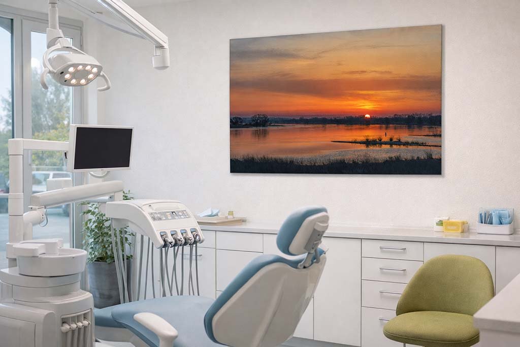 Das Wandbild Elbufer abends als beruhigender Blickfang in einem modernen Behandlungszimmer beim Zahnarzt