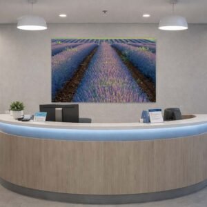 Das Wandbild Endloslavendel im 3:2 Format sorgt im Empfangsbereich einer Arztpraxis für eine beruhigende und professionelle Atmosphäre.