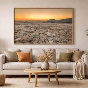 Forggensee Dry Das preisgekrönte Wandbild Forggensee Dry im 3:2 Format als tiefgründiges und ästhetisches Gestaltungselement über einer Couch in einem modernen Wohnzimmer.