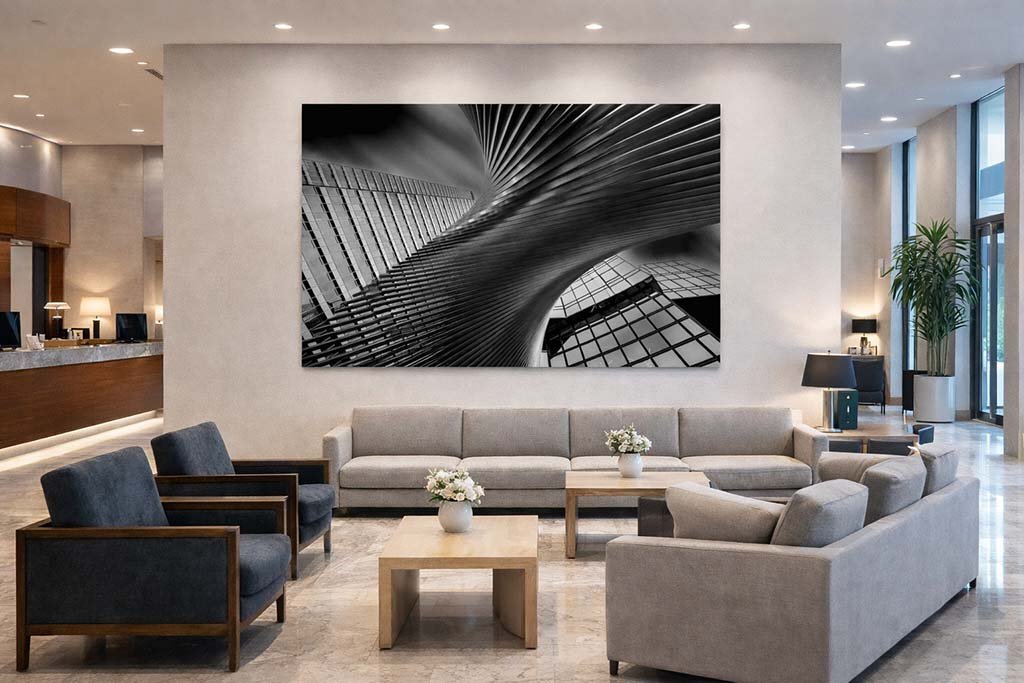 Das Wandbild From Underneath im 3:2 Format verleiht einer modernen Hotellobby durch seine dynamischen Linien eine exklusive und künstlerische Atmosphäre. Untertitel: Raumbeispiel: Die kraftvolle Ästhetik von From Underneath setzt ein
