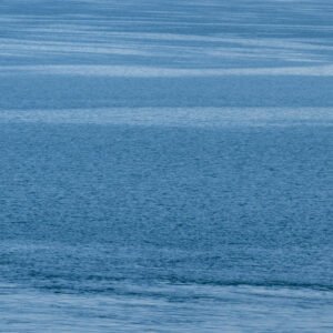 Wandbild "Ganz Blau": Eine minimalistische Wellenstruktur in tiefem Blau im 16:9 Format.