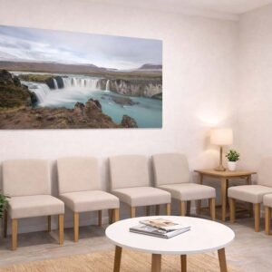 Goðafoss Das Wandbild Goðafoss als beruhigender und majestätischer Blickfang im Wartezimmer einer modernen Arztpraxis