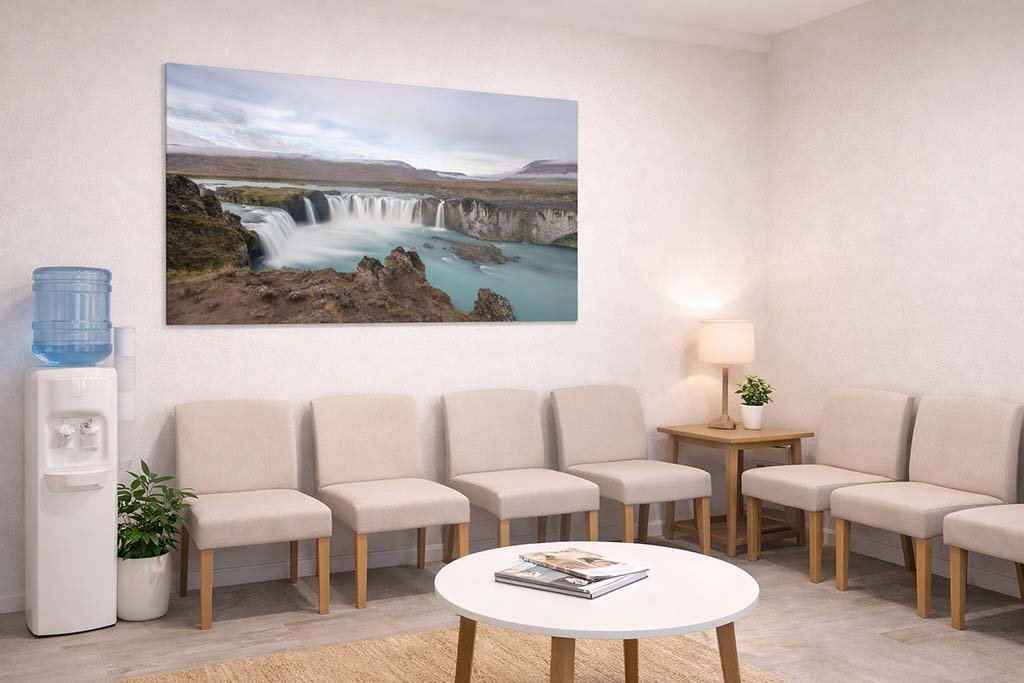 Das Wandbild Goðafoss als beruhigender und majestätischer Blickfang im Wartezimmer einer modernen Arztpraxis