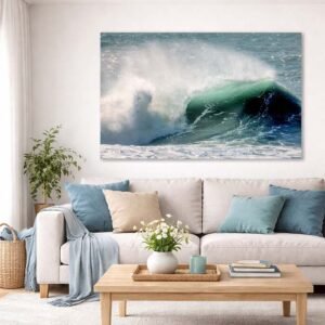 Grüne Welle Das Wandbild Grüne Welle als dynamisches und erfrischendes Kunstwerk in einem hell gestalteten, modernen Wohnzimmer