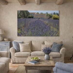 Das Wandbild Gutshof im 3:2 Format fügt sich harmonisch in die rustikale Einrichtung eines provenzalischen Landhauses ein.