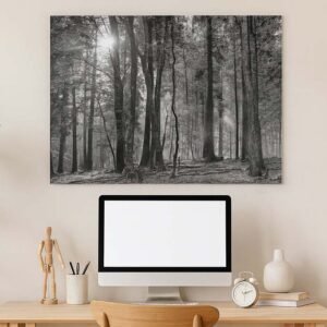 Das Wandbild Herbstwald SW im 3:2 Format als zeitloses und konzentrationsförderndes Gestaltungselement an der Wand eines modern eingerichteten Homeoffice.