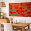 Das Wandbild Intensivmohn im 16:9 Panorama-Format als energetischer und warmer Blickfang an der Wand eines modernen Esszimmers.