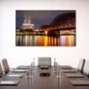 Das Wandbild Köln bei Nacht im Panorama-Format verleiht einem modernen Besprechungszimmer eine repräsentative und elegante Atmosphäre.