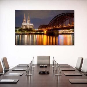 Das Wandbild Köln bei Nacht im Panorama-Format verleiht einem modernen Besprechungszimmer eine repräsentative und elegante Atmosphäre.