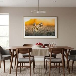 Das Wandbild Küchenschelle im 16:9 Panorama-Format als edler und lichtdurchfluteter Blickfang an der Wand eines modernen Esszimmers.