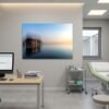 Das Wandbild Lake House als beruhigendes, abstraktes Kunstwerk im 3:2 Format an der Wand eines ärztlichen Behandlungszimmers.
