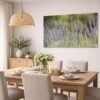 Das Wandbild Lavendeldetail im 3:2 Format über einem Esstisch schafft eine natürliche und einladende Atmosphäre für gemeinsame Mahlzeiten.