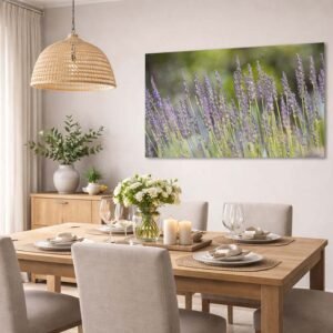 Das Wandbild Lavendeldetail im 3:2 Format über einem Esstisch schafft eine natürliche und einladende Atmosphäre für gemeinsame Mahlzeiten.