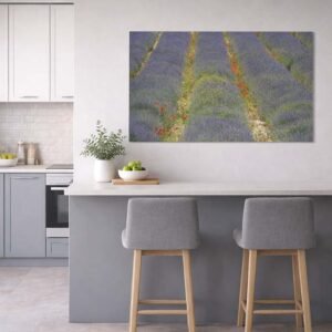 Das Wandbild Lavendelstraße im 3:2 Format bringt mit seinen lebendigen Farben Frische und mediterrane Leichtigkeit in eine modern gestaltete Küche.