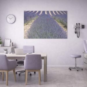 Das Wandbild Lila Hügel im Panorama-Format schafft im Sprechzimmer eines Arztes eine beruhigende und harmonische Atmosphäre für Patientengespräche.