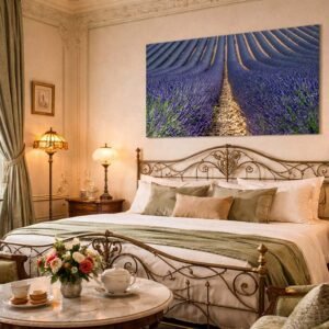 Das Wandbild Lila im Panorama-Format über einem Bett schafft durch seine Symmetrie und beruhigende Farbe eine entspannte Atmosphäre im Schlafzimmer.