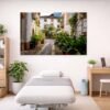 Das Wandbild Mediterraner Innenhof im 3:2 Format schafft im Behandlungszimmer einer Physiotherapie eine entspannte und heilungsfördernde Umgebung.