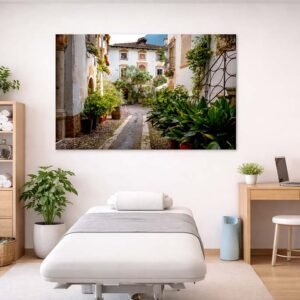 Das Wandbild Mediterraner Innenhof im 3:2 Format schafft im Behandlungszimmer einer Physiotherapie eine entspannte und heilungsfördernde Umgebung.