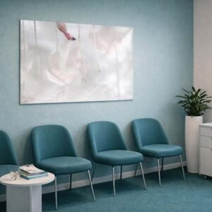 Mirror Das minimalistische Wandbild Mirror als beruhigende, helle Dekoration in einem modernen ärztlichen Wartezimmer