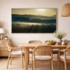 Das preisgekrönte Wandbild Misty Morning im 2:1 Panorama-Format als atmosphärischer und lichtvoller Blickfang an der Wand eines modern eingerichteten Esszimmers.