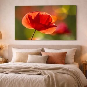 Das Wandbild Mohn durchscheinend im 3:2 Format als stimmungsvoller und beruhigender Farbakzent über einem Bett im Schlafzimmer.