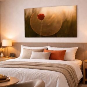 Das Wandbild Mohn im Gegenlicht im 3:2 Format als exklusiver und beruhigender Blickfang an der Wand eines eleganten Hotelzimmers.