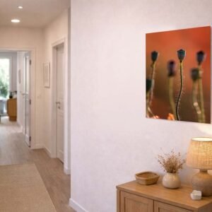 Das Wandbild Mohn im Spätstadium im 3:2 Format als vertikaler Naturakzent an einer hellen Wand in einem modern gestalteten Hausflur.