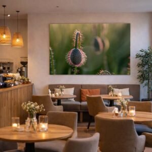 Das Wandbild Mohnfrucht im 3:2 Format sorgt als natürlicher und detailreicher Blickfang für eine gemütliche Atmosphäre in einem Café.