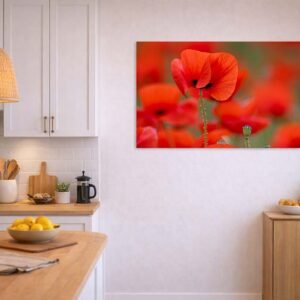 Das Wandbild Mohnrot im 3:2 Format setzt als lebendiger und energetischer Farbakzent einen modernen Fokuspunkt an der Wand einer hellen Küche.