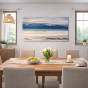 Das Wandbild Nebelmeer vom Auerberg im 16:9 Panorama-Format als elegantes und weites Gestaltungselement an der Wand eines modern eingerichteten Esszimmers.