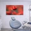 Das Wandbild Poppie im 3:2 Format als beruhigender und ästhetischer Farbakzent an der Wand einer modern eingerichteten Zahnarztpraxis.