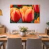 Das Wandbild Rotorange Tulpe im 3:2 Format als lebendiger und warmer Farbakzent an der Wand eines einladend gestalteten Esszimmers.